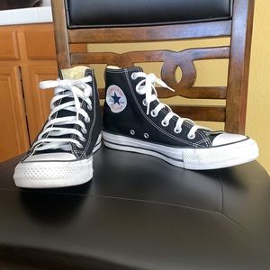 Women’s black converse size 7 1/2